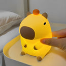 Luminária Abajur Capivara LED a Pilha – Luz Suave para Quarto e Decoração