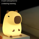 Luminária Abajur Capivara LED a Pilha – Luz Suave para Quarto e Decoração